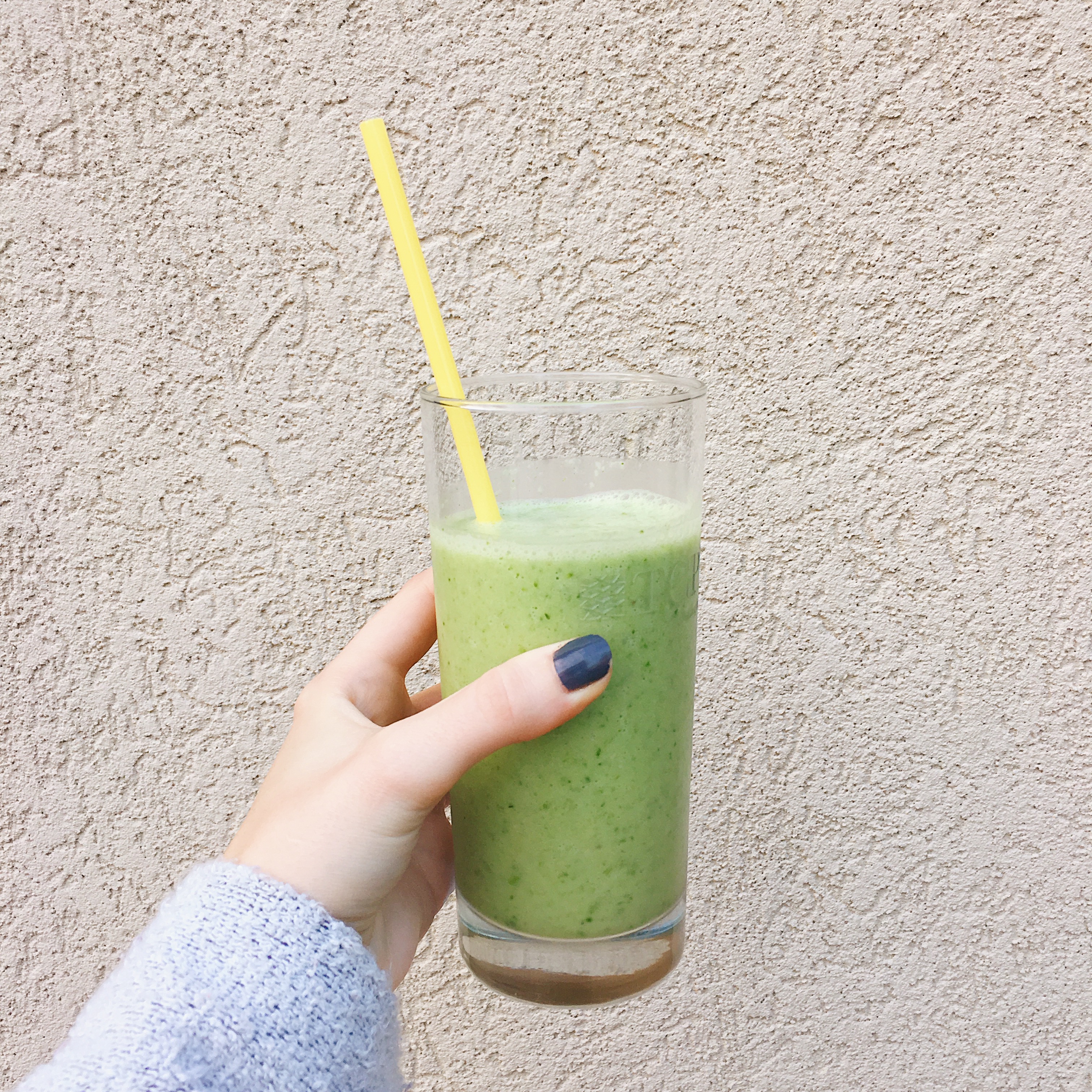 healthy green smoothie, what i eat in a day school edition